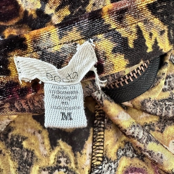 Urban Outfitters-Ecote Velvet Dark Floral Mini Skirt (Size:Medium) - Picture 9 of 9